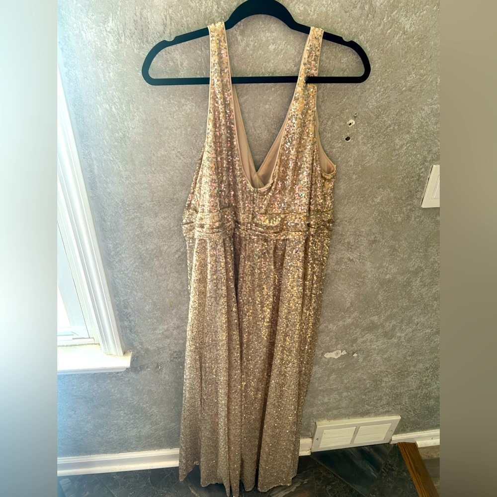 David’s Bridal Bridesmaids Dress: sequin v-neck with satin piping. Size 20